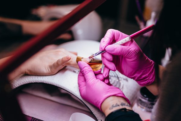 Haal de nagelstyliste uit jezelf en ga zelf aan de slag met gelnagels